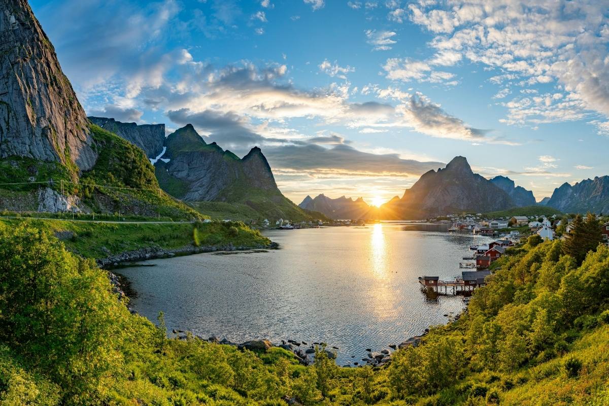 Van stationné près d'un lac de montagne en Norvège
